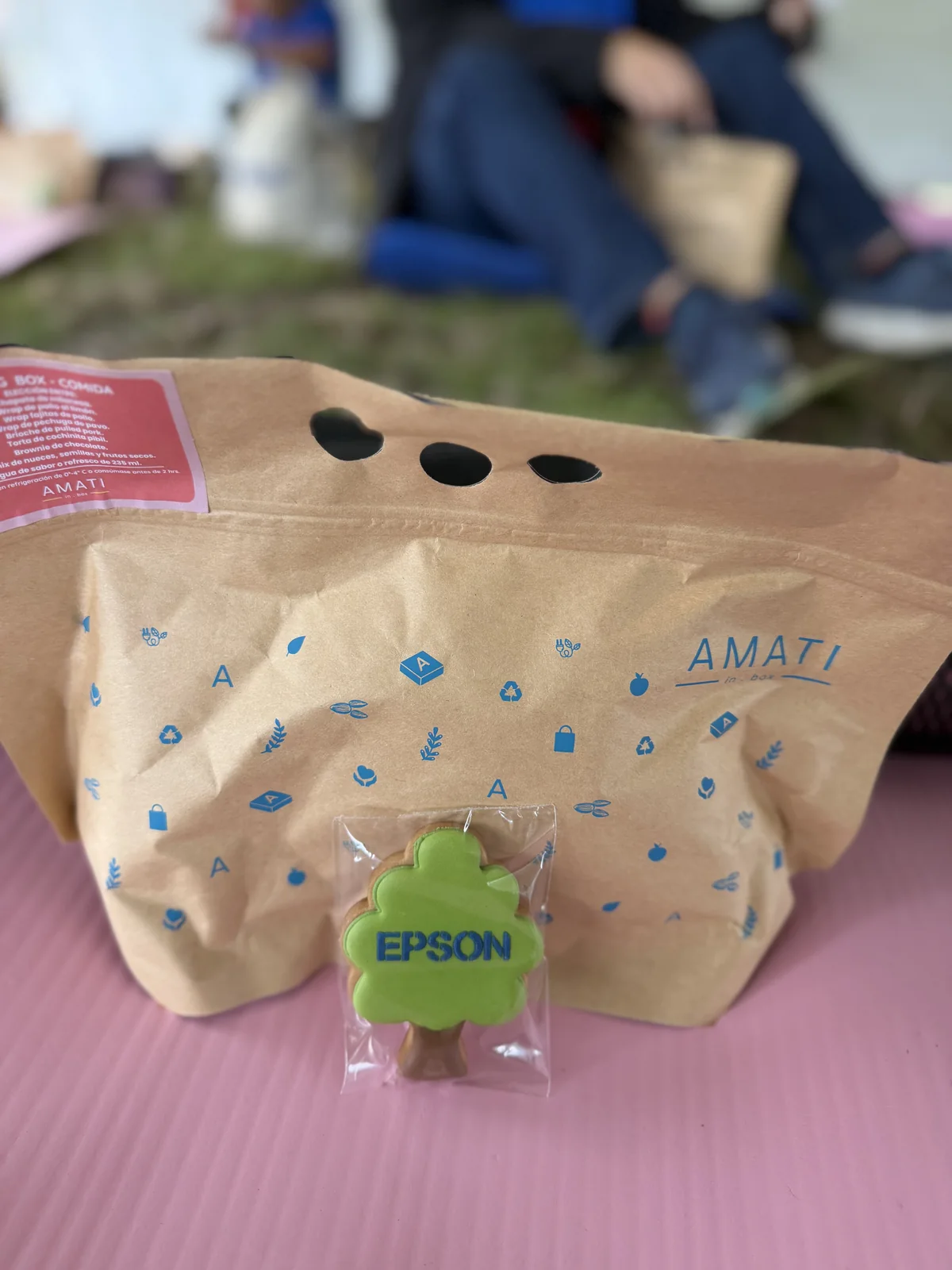 Pequeño arbolito de madera con el logo Epson, souvenir de la jornada, sobre una bolsa de papel artesanal